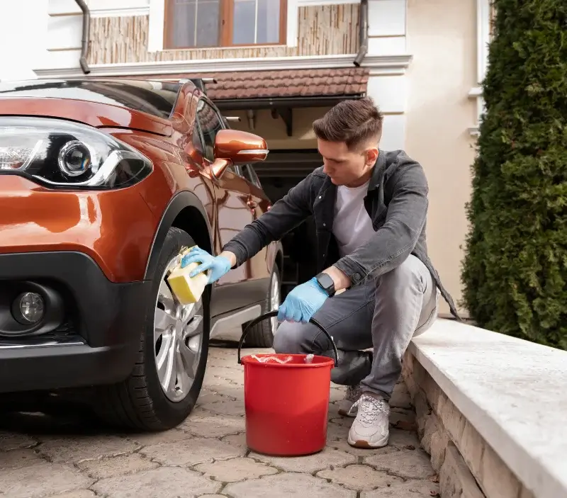 Lavage auto à domicile Acheux-en-Amiénois : professionnel intervenant sur un véhicule